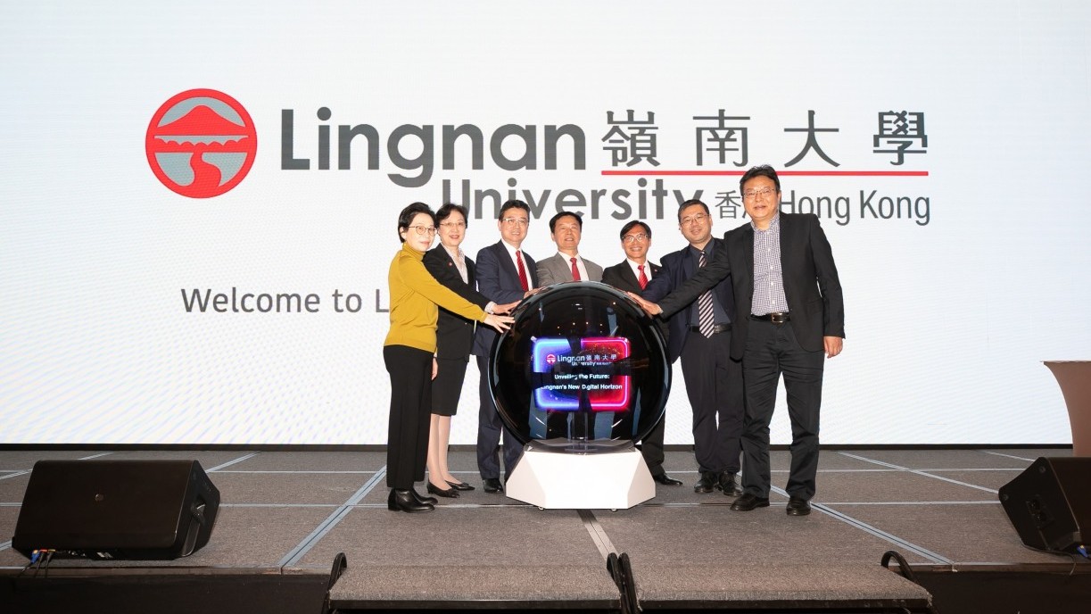 The launching ceremony of Lingnan’s new website is presided over by Lingnan’s senior management members.