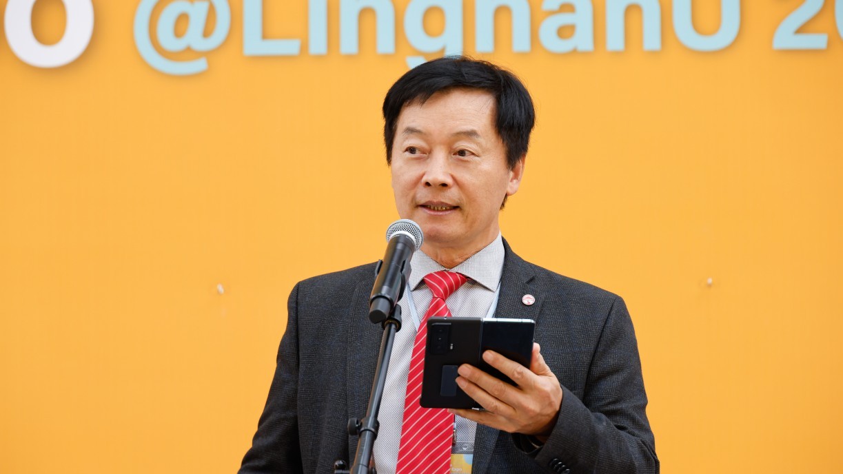 President Qin delivers a speech and expresses his heartfelt gratitude to the companies and organisations for participating in the Expo.