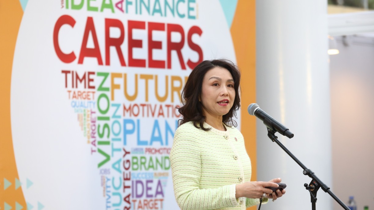 Ms Carrie Leung, Council Member and Chairman of the University’s Career Development Committee, delivers a speech.