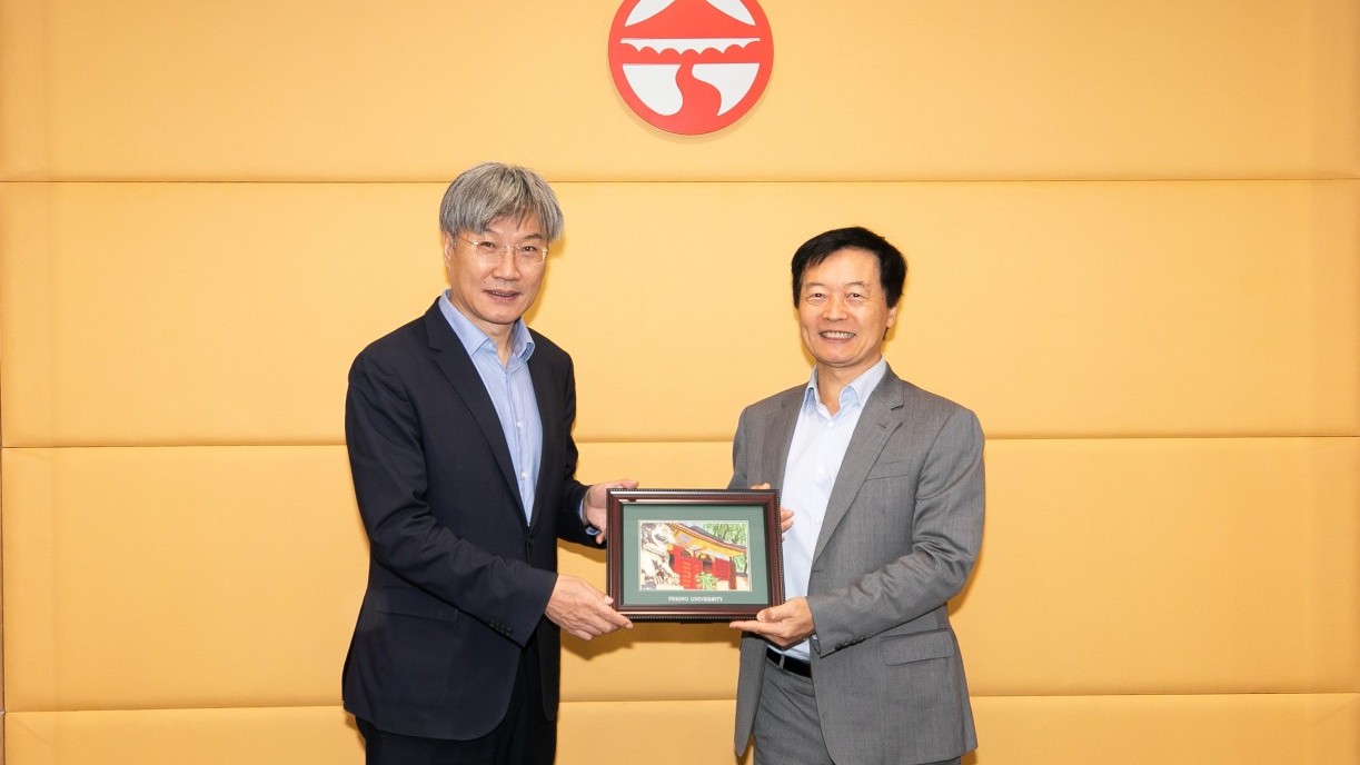 Peking University Vice President Wang Bo(left) and Lingnan University President Qin (right)。