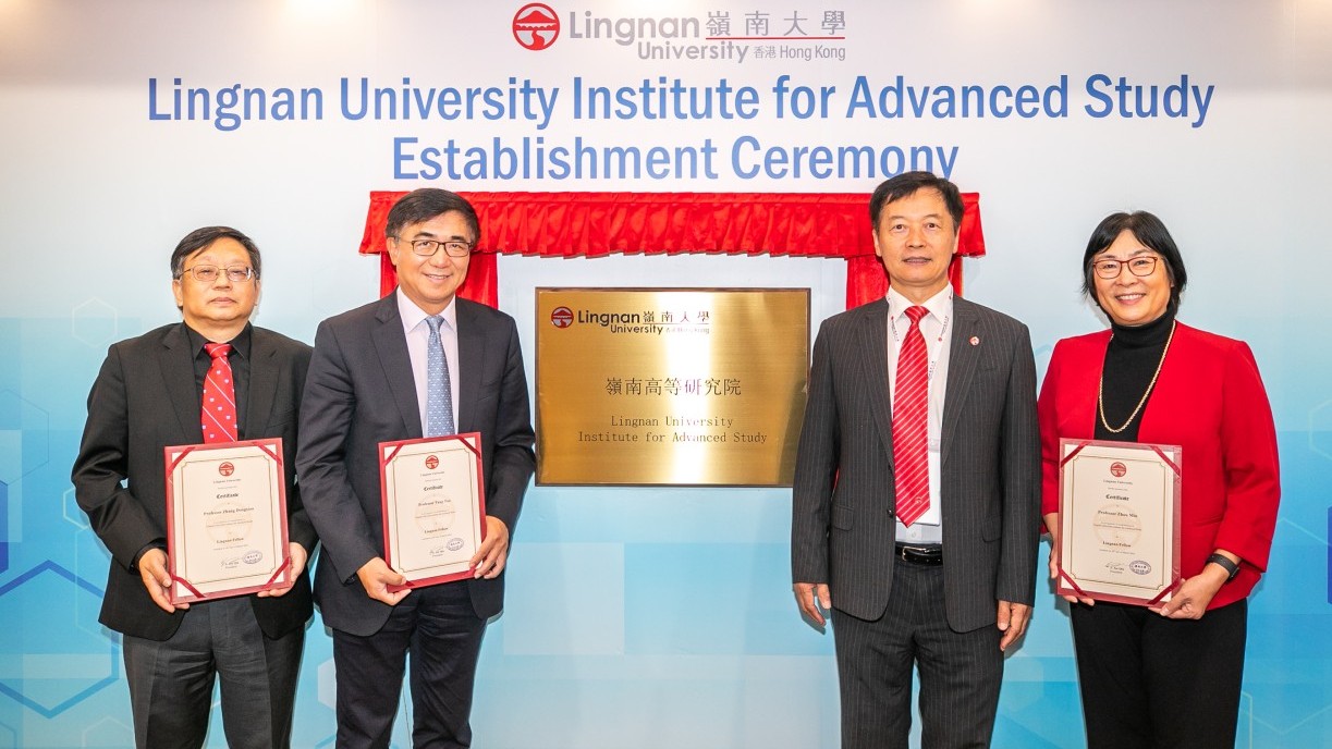 秦校长（右二）颁授证书予汤涛教授（左二）、张东晓教授（左一）、及周敏教授（右一）。