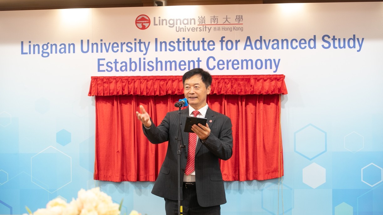 President Qin delivers a warm welcome speech. 