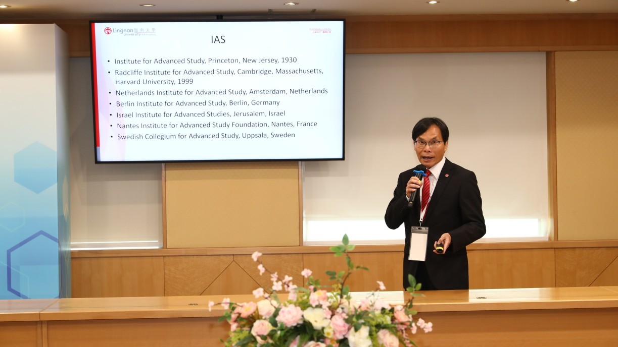 Prof Sam Kwong Tak-wu delivers a speech. 
