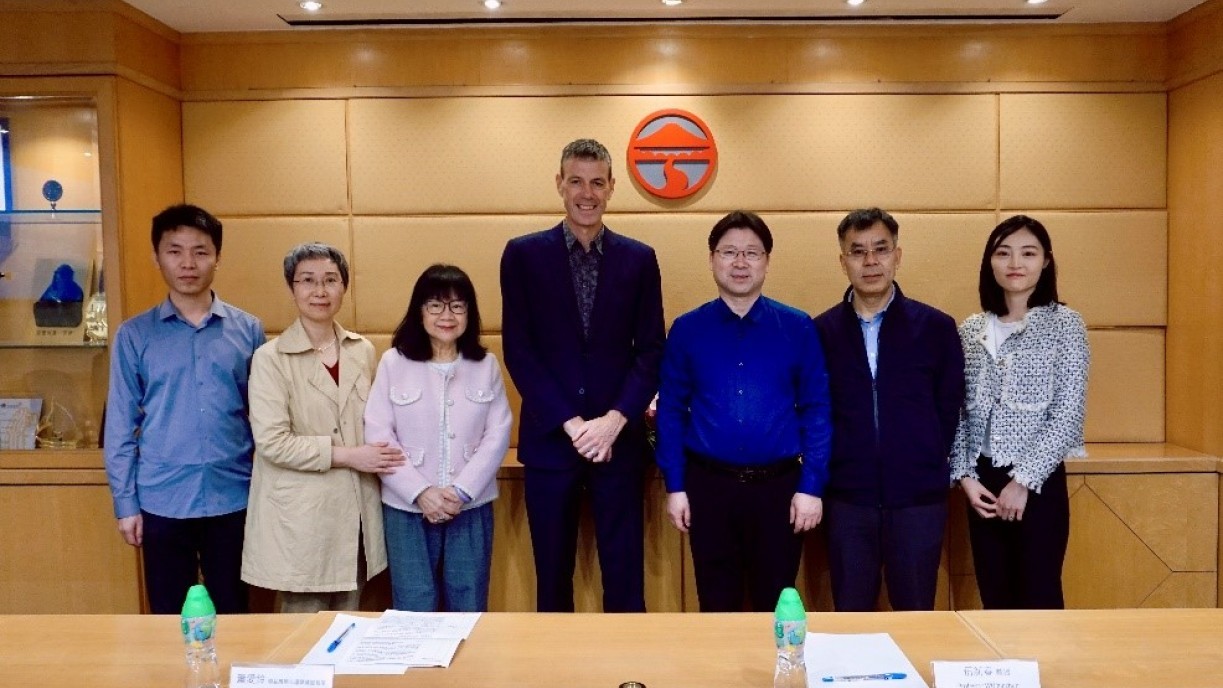 Delegation from Beijing Normal University at Zhuhai visits Lingnan University. 