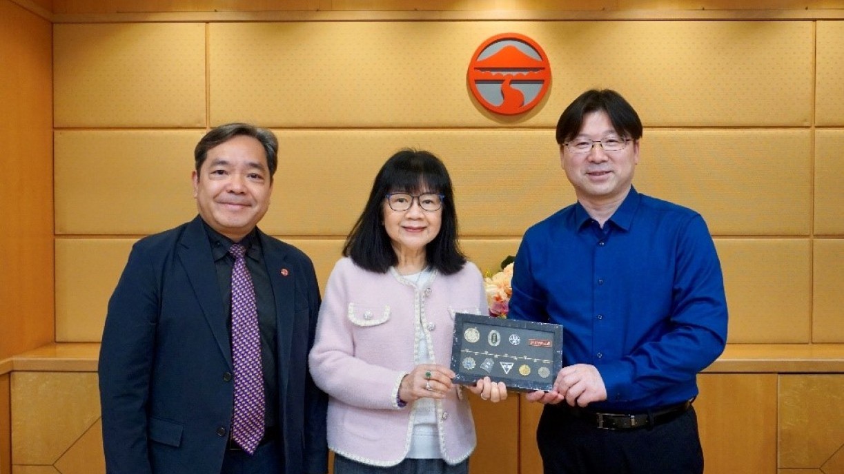 Prof Wu Xinchun presents the souvenir to Prof Joshua Mok Ka-ho , Vice-President of Lingnan University and Prof Siu Oi-ling, Professor and Head of Department of Applied Psychology. 