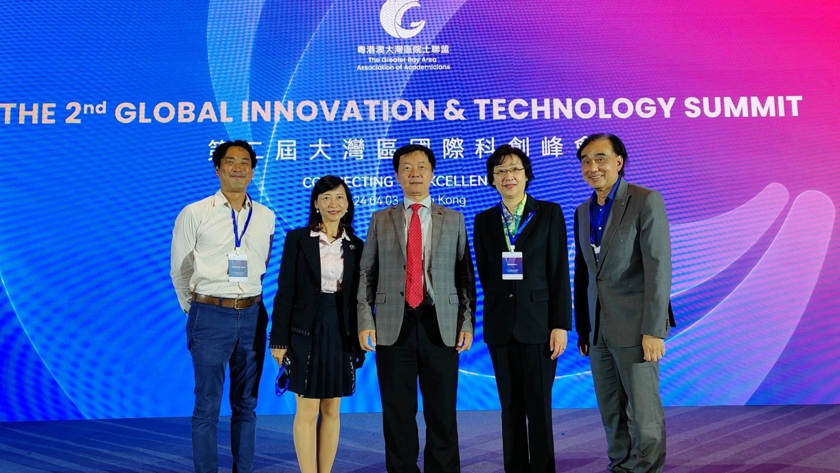 Lingnan University is invited to attend the 2nd Global Innovation & Technology Summit.  From Left: Prof Jonathan Fong, Associate Professor of the Science Unit, Ms Sharon Tam Siu-lan, Director of Office of Research and Knowledge Transfer, Prof S. Joe Qin, President of Lingnan University, Prof Li Donghui, Associate Vice-President (Student Affairs), and Prof Frankie Lam King-sun, Director of Teaching and Learning Centre.