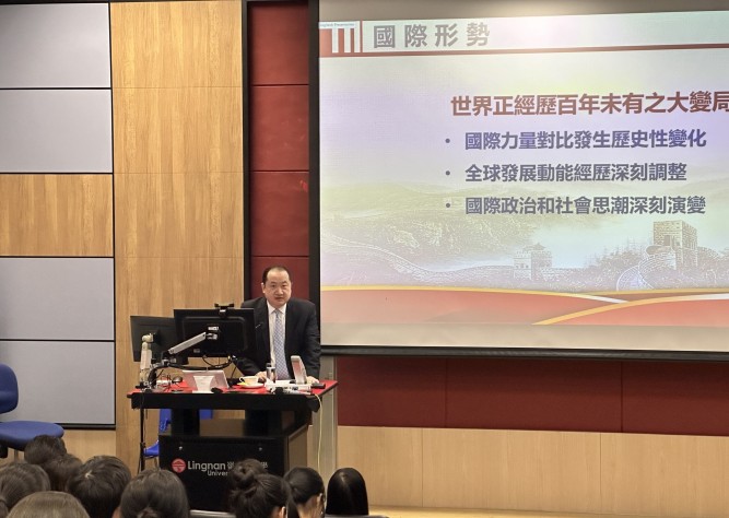 Counsellor Wang provides a comprehensive overview of the characteristics of the current international situation and the unprecedented changes of the century.