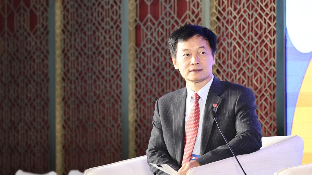 President Qin chairs the Presidential Panel Discussion. 
