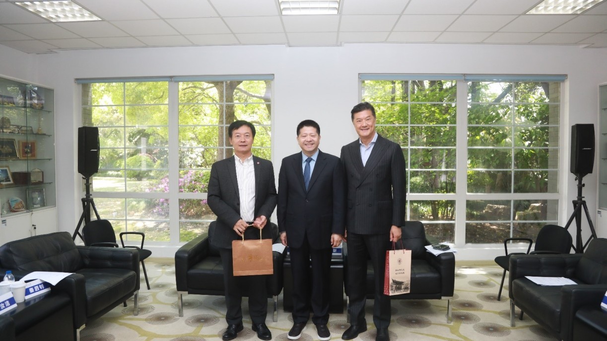 復旦大學校黨委書記裘新(中)會見復旦大學校董、嶺大校董會主席姚祖輝先生(右)及嶺大校長秦泗釗教授(左)。