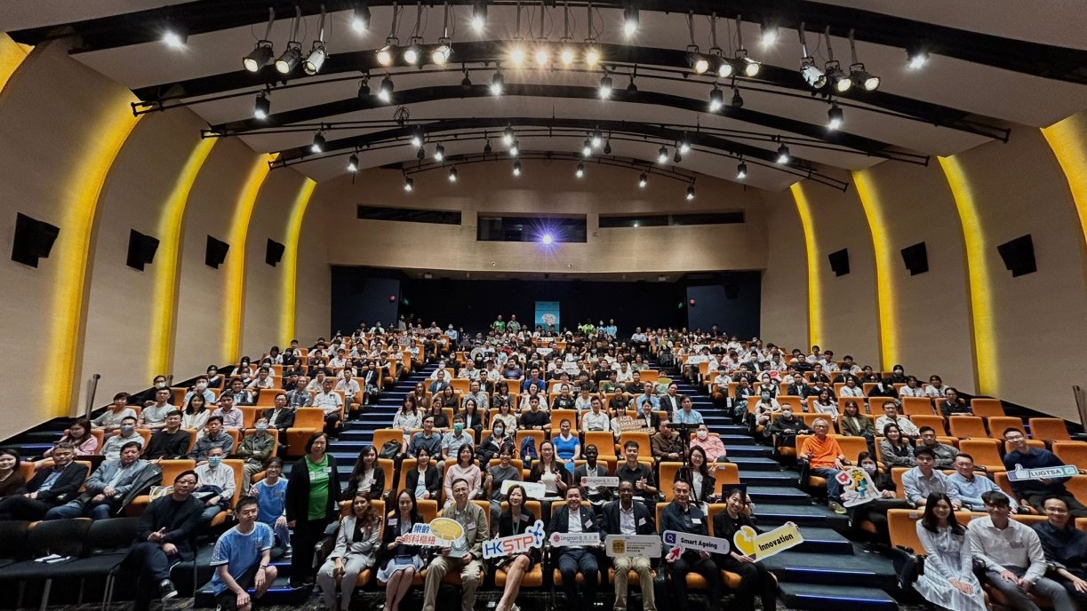 The seminar attracts over 400 participants to attend. 
