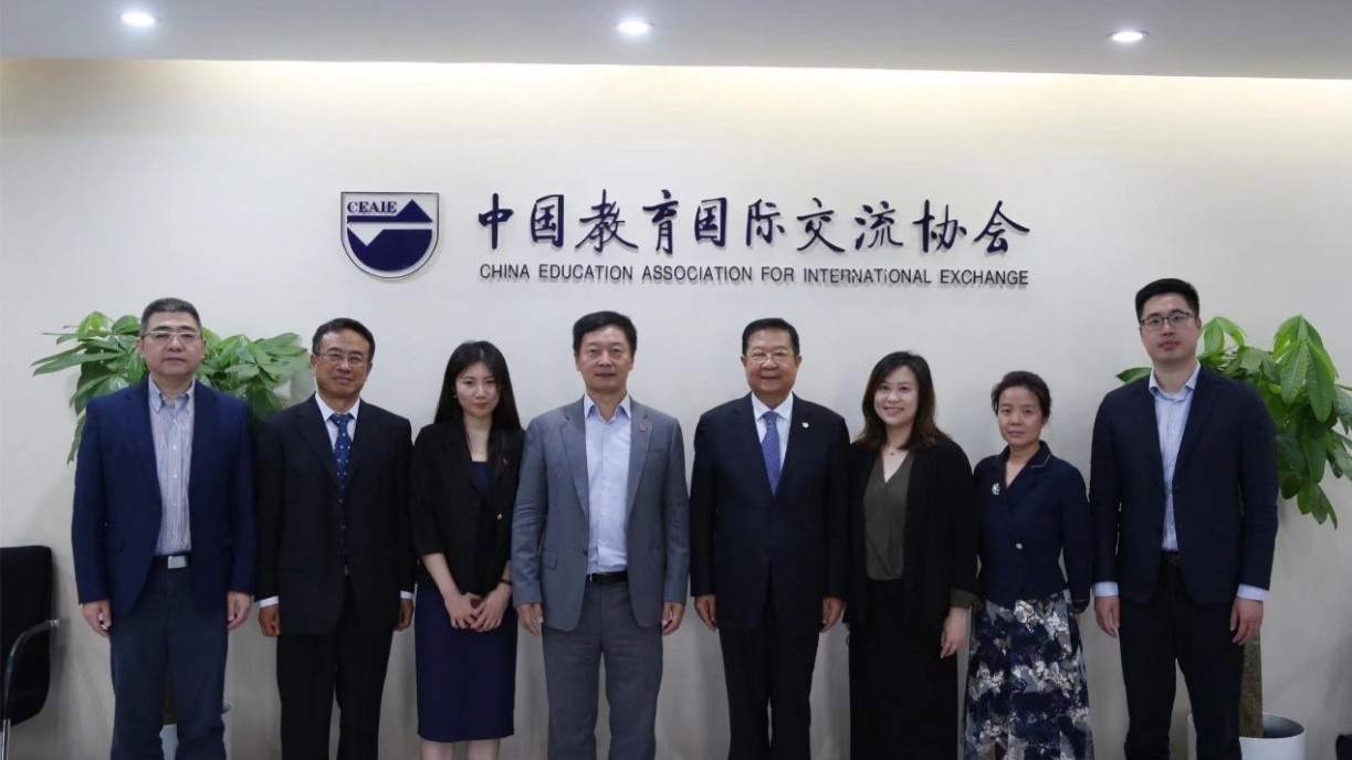 秦校长（左四）到访中国教育国际交流协会刘利民会长（右四）会面。