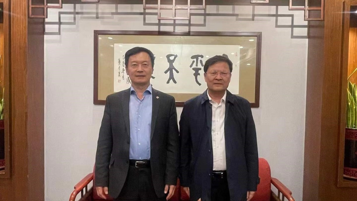 秦泗钊校长（左）与北京化工大学校长谭天伟院士（右）会面。