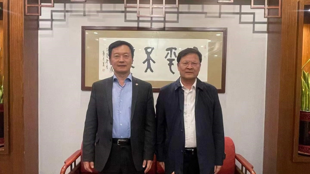 President Qin (left) meets Prof Tan Tianwei (right), President of Beijing University of Chemical Technology.