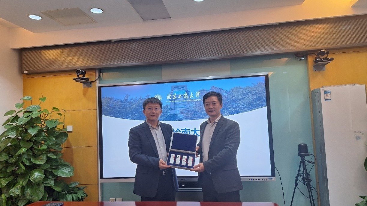 President Qin (right) meets Prof Guo Jianhua (left), President of Beijing Technology and Business University.