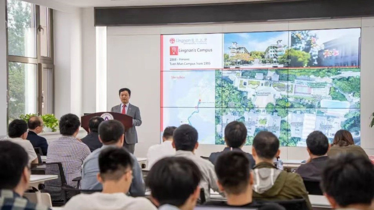 The President gives a lecture at the Department of Automation of Tsinghua University.