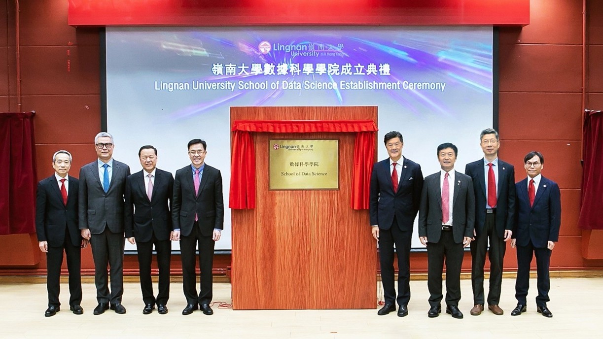 Lingnan University announces the establishment of the School of Data Science. Prof Sun Dong (left 4), Secretary for Innovation, Technology and Industry, Mr Tim Lui (left 3), Chairman of the University Grants Committee (UGC), Dr Rocky Cheng (left 2), CEO of Cyberport, Mr Augustine Lui Ngok-che (left 1), Chairman of Lingnan Education Organization, Council Chairman Mr Andrew Yao Cho-fai (right 4), President Qin (right 3), Vice-President (Research and Innovation) Prof Xin Yao (right 2), and Acting Dean of the School of Data Science and Associate Vice-President (Strategic Research) Prof Sam Kwong Tak-wu (right 1) unveil the plaque for the School of Data Science. 