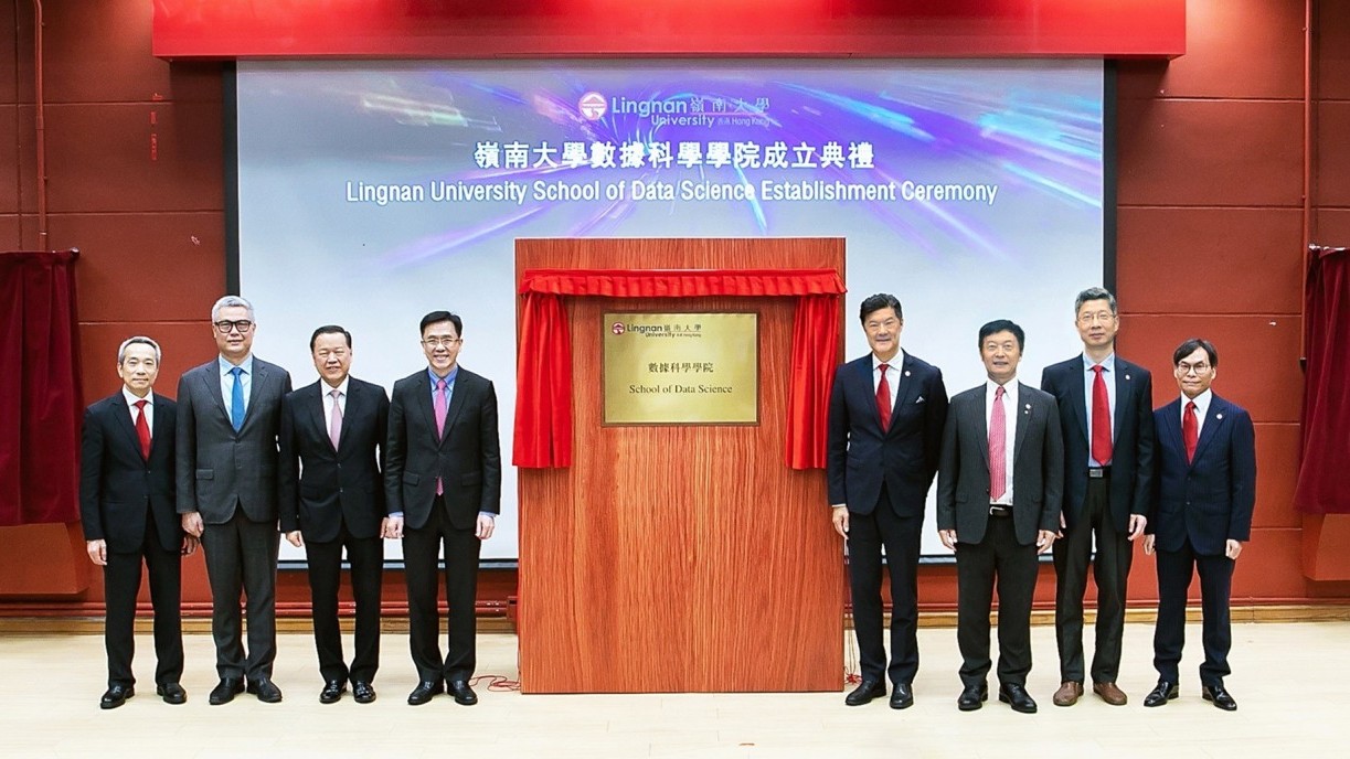 嶺大宣布成立數據科學學院,邀得創新科技及工業局局長孫東教授(左四)、大學教育資助委員會主席雷添良先生(左三)、香港數碼港管理有限公司行政總裁鄭松岩博士(左二)、嶺南教育機構主席呂岳枝先生(左一)出席,並與校董會主席姚祖輝先生(右四)、秦泗釗校長(右三)、副校長(研究及創新)姚新教授(右二),以及數據科學學院署理院長、協理副校長(策略型研究)鄺得互教授(右一)一同主持揭牌儀式。