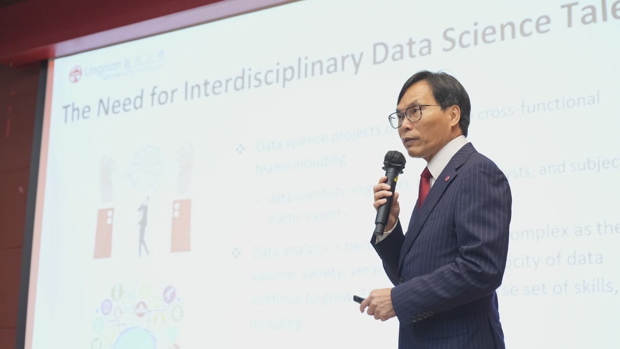 數據科學學院署理院長鄺得互教授介紹成立數據科學學院的理念。