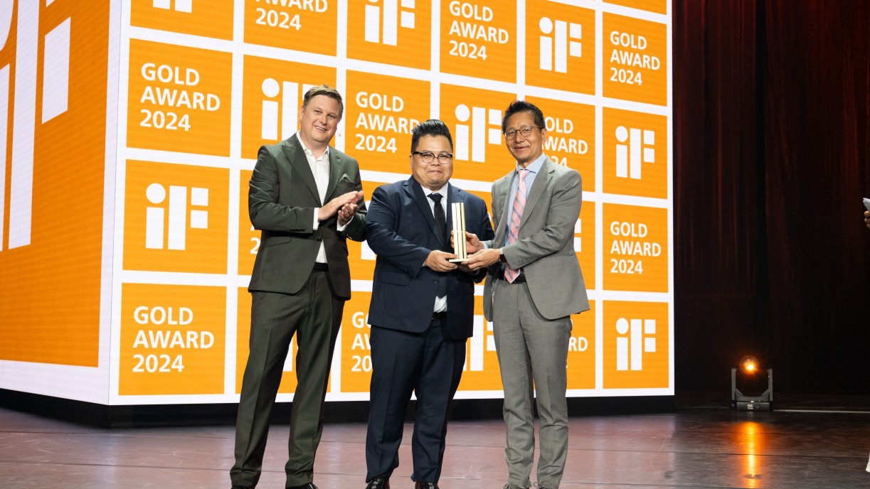 The mini air purifier PureAura designed by the Lingnan Entrepreneurship Initiative (LEI) receives the 2024 iF Design Gold Award. From left: Mr Uwe Cremering, CEO of iF Design, Mr Adrian Lo Chun-kwong, Product Design Lead of LEI, and Prof Albert Ko, Director of LEI.