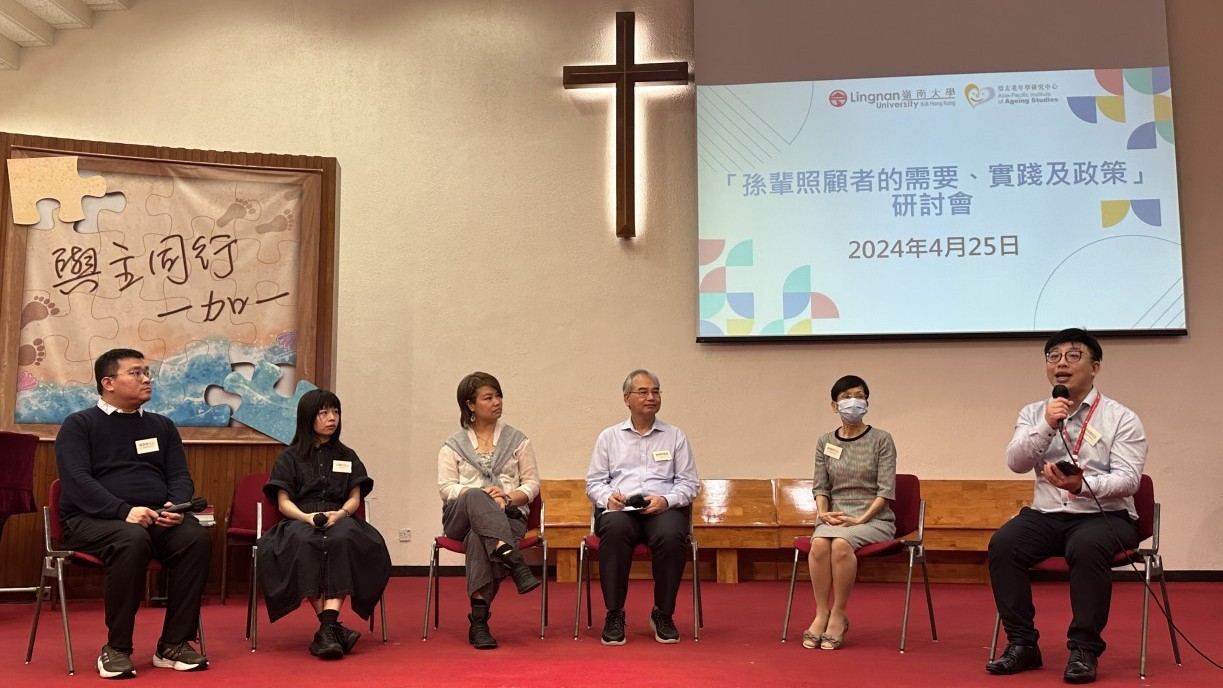 Mr Yu Ka Kit leads the discussion. (From left: Mr Phoenix Law Chun-yin, Ms Lily Sung Lam-ling, Ms Cheung Ching-man, Prof Dickson Chan Chak-kwan, Ms Tong Sui-ping, and Mr Yu Ka-kit）.