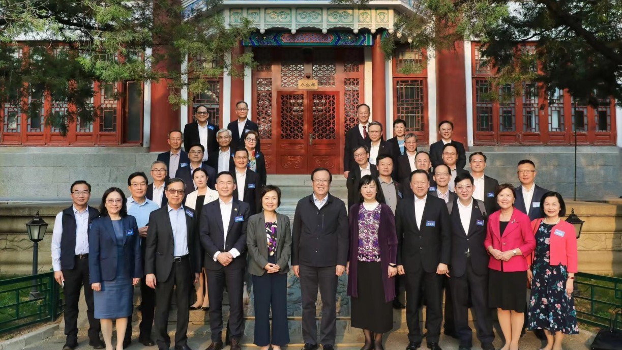 岭南大学秦泗钊校长（第二行右三）参与香港高校领导研习团，一连三日访问北京。