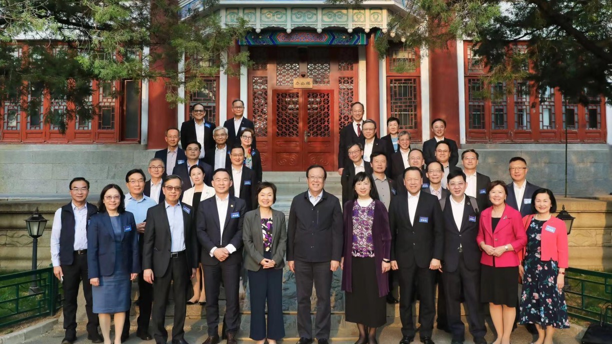 Lingnan’s President S. Joe Qin (third from the right, second row) in a delegation of Hong Kong higher education institutions visiting Beijing.
