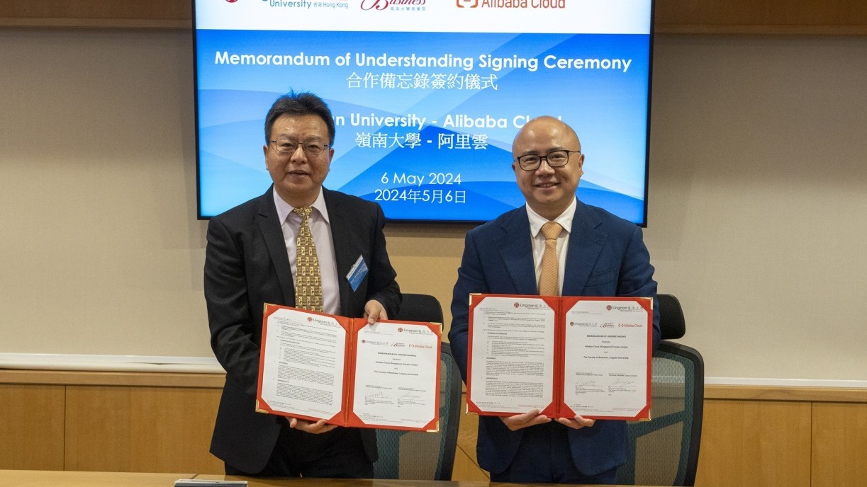 嶺大商學院院長冷明明教授(左)與阿里雲國際業務副總裁及亞太北大區總經理劉彬星先生(右)簽署合作備忘錄。