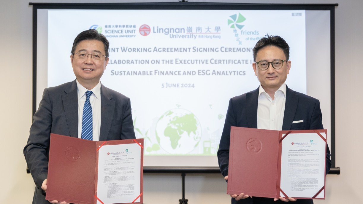 The partnership agreement is signed by Prof Lau Chi-pang, Associate Vice-President (Institutional Advancement and External Affairs) of Lingnan University (left), and Mr Plato Yip, Chairperson of Friends of the Earth (HK) (right).