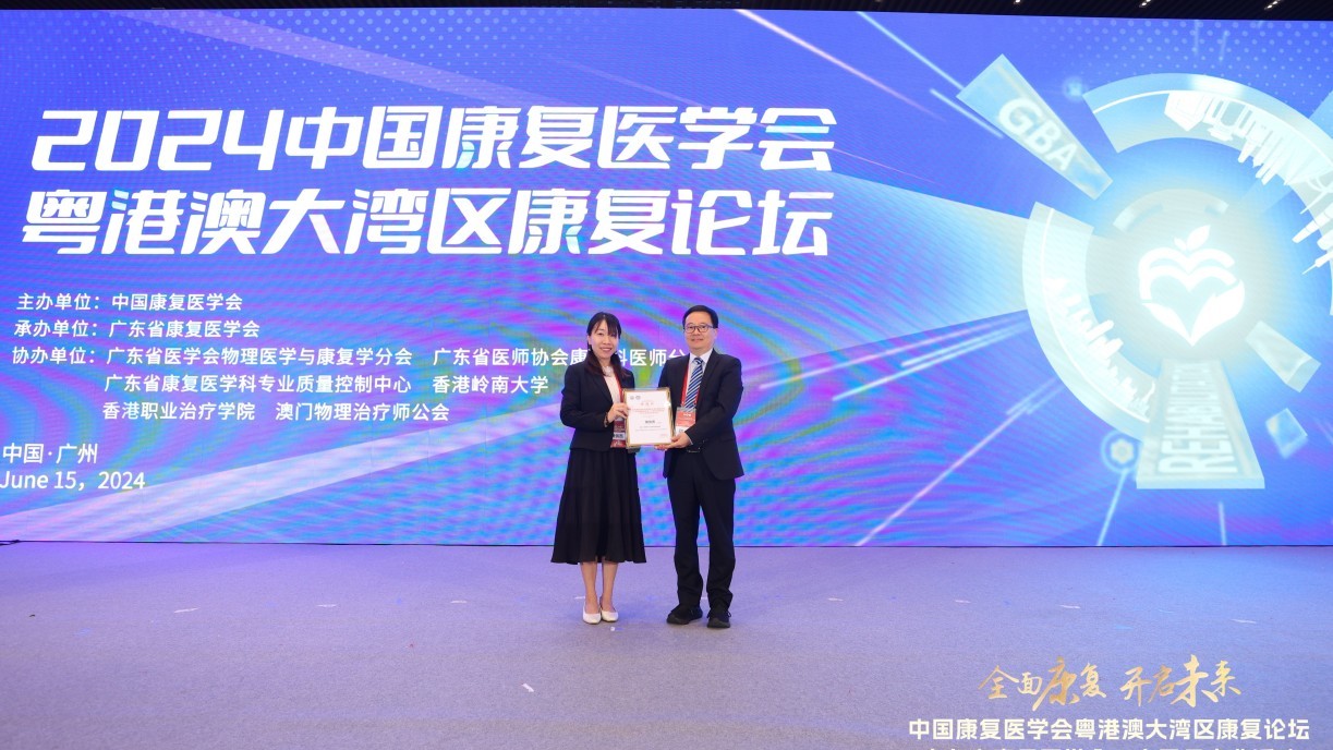 Dr Chloe Siu, senior lecturer of the Institute of Policy Studies and the School of Graduate Studies at Lingnan University, makes a presentation.