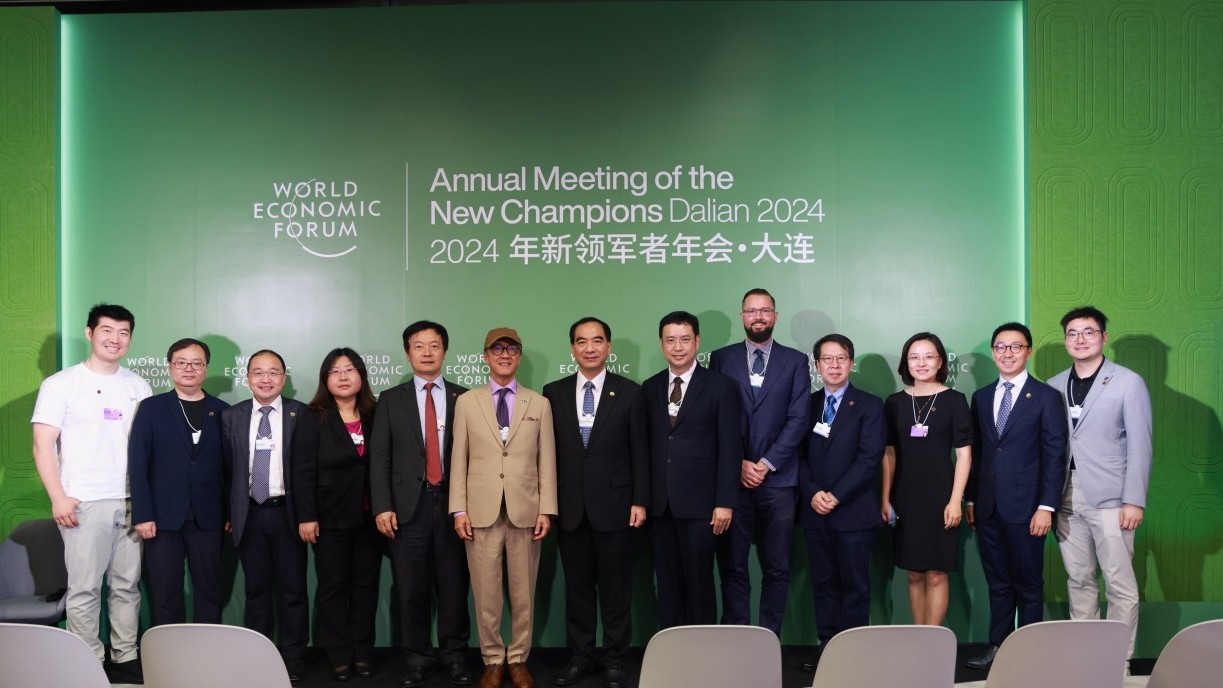 嶺南大學校長秦泗釗教授(左五)出席2024年夏季達沃斯論壇。