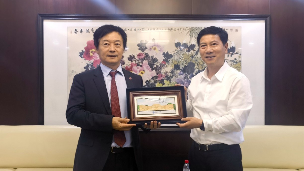 秦泗釗校長(左)與大連理工大學朱方偉副校長(右)會面。