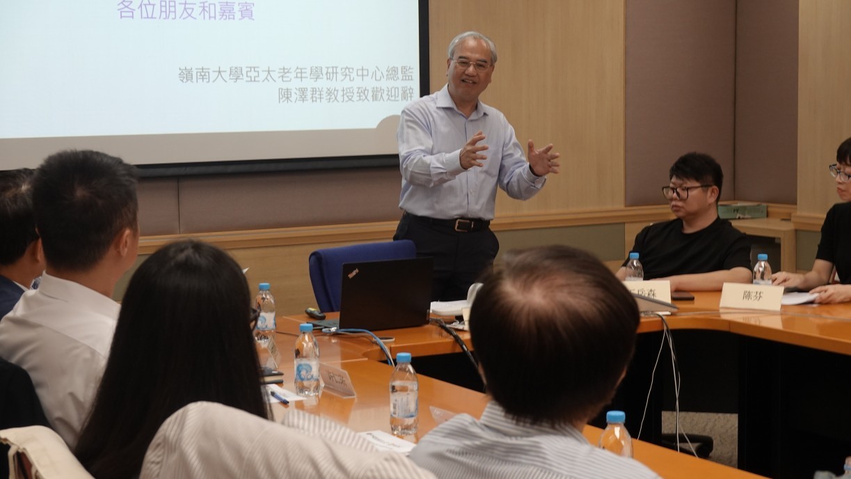 Prof Dickson Chan Chak-kwan, Director of APIAS (middle), delivers the opening remarks, welcoming industry leaders to the meeting.