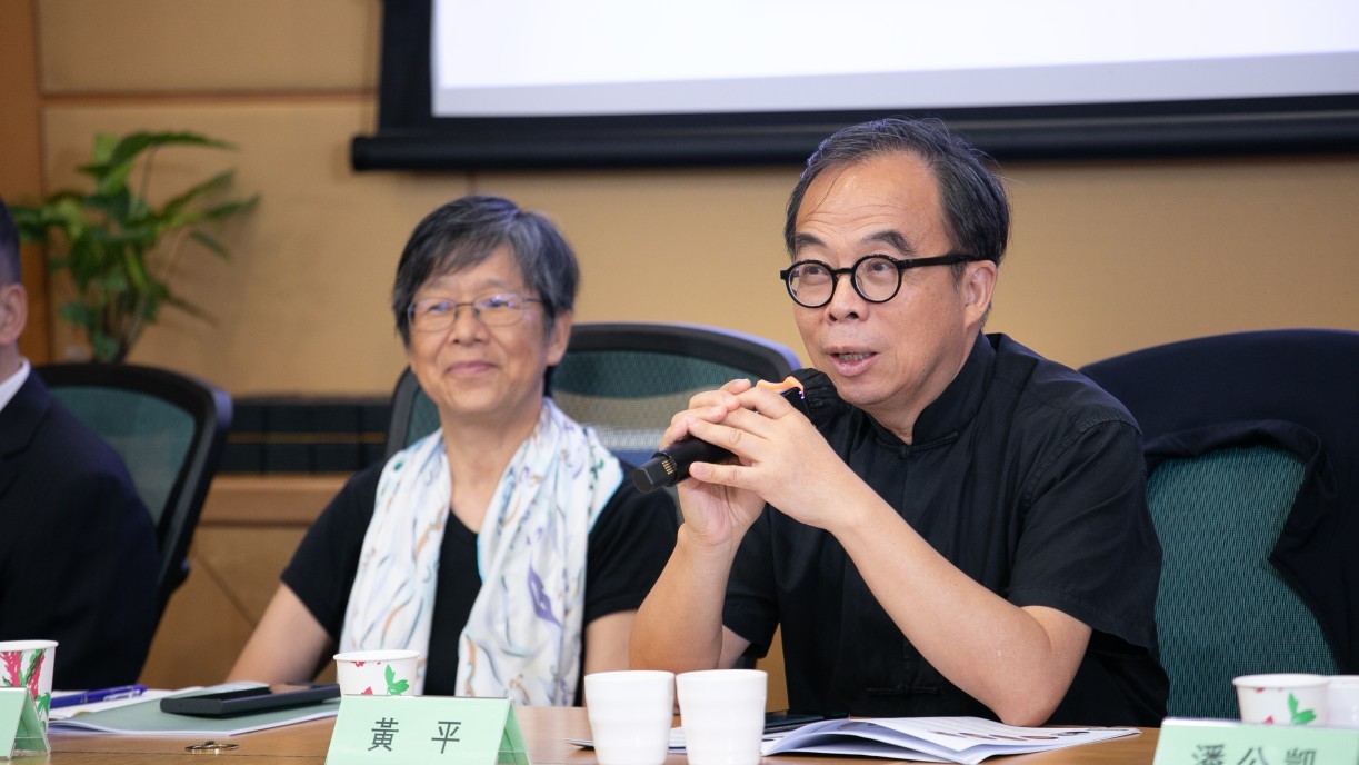 Prof Huang Ping (right), Executive Vice President of the Chinese Institute of Hong Kong, moderates the forum.