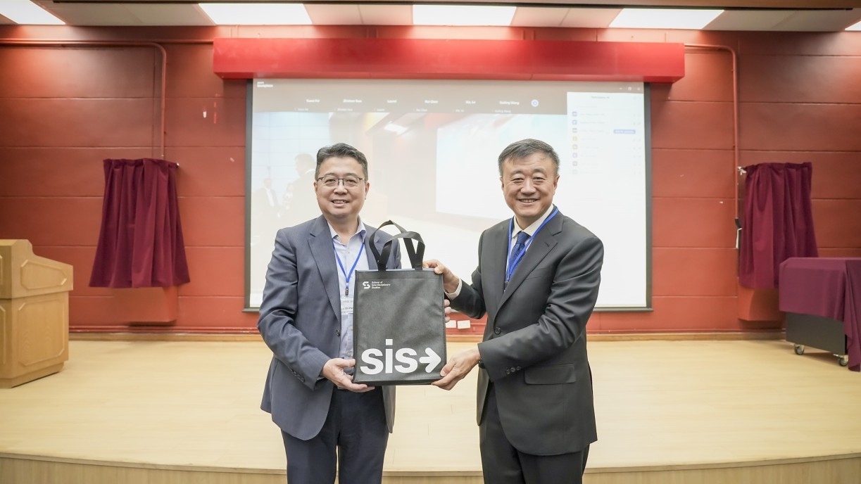 Prof Lau Chi-pang (left), Associate Vice-President (Institutional Advancement and External Affairs) of Lingnan University, Prof Yang Bin (right), Vice President of Tsinghua University.