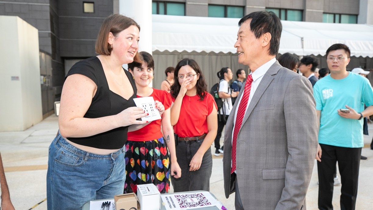 Lingnan University hosts the New Student Orientation Campus Life Carnival 2024. President Qin visits the activity booths to meet students.