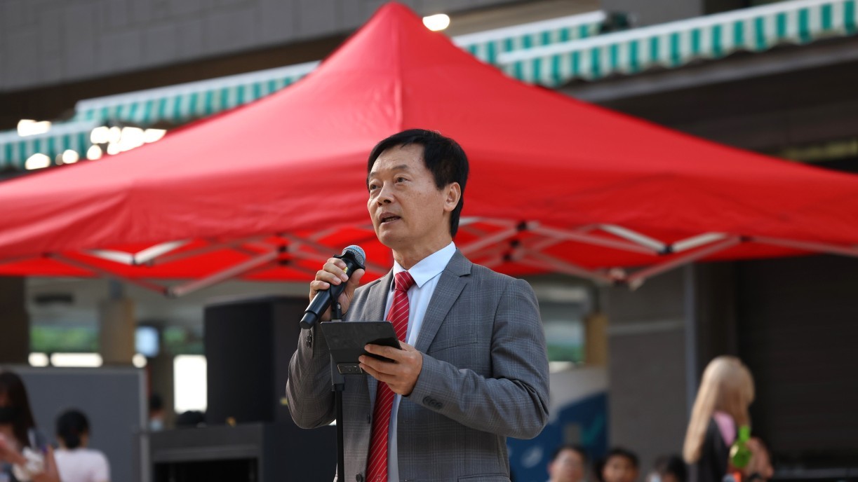 President S. Joe Qin delivers a speech.