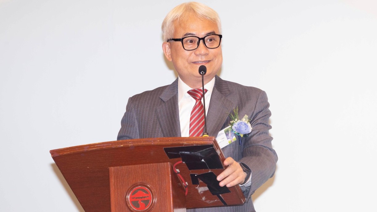 Dr Patrick Wong Chi-kwong, Chairman of the Court of Lingnan University and Lingnan Education Organization representative, gives the opening address.