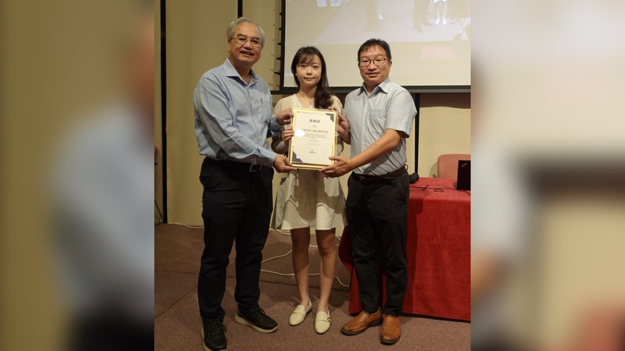 陈泽群教授颁发感谢状予香港防痨会代表刘浩基先生(图右)及谭伊淳医师(图中)。