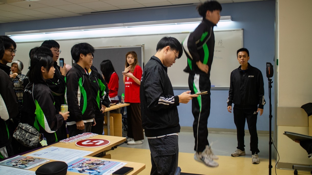 Dr Mok Kam-ming introduces the Sports Coaching and Event Management programme at the interactive sports performance evaluation booth.