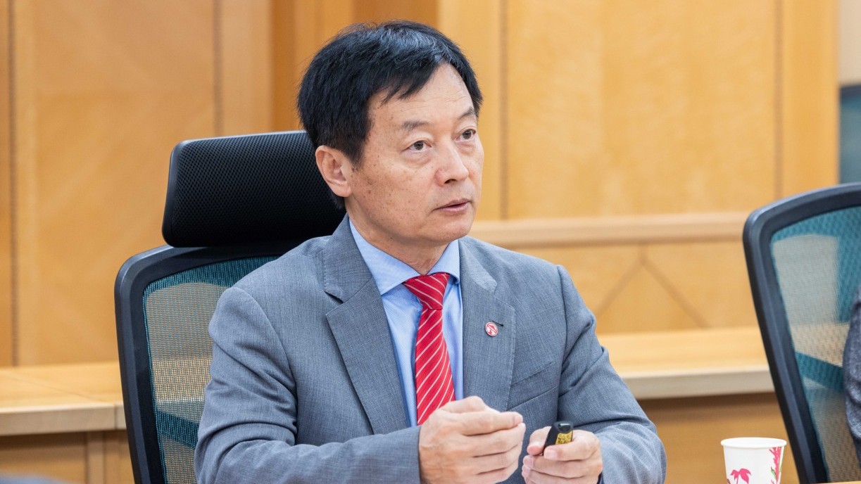 President Qin delivers a speech.