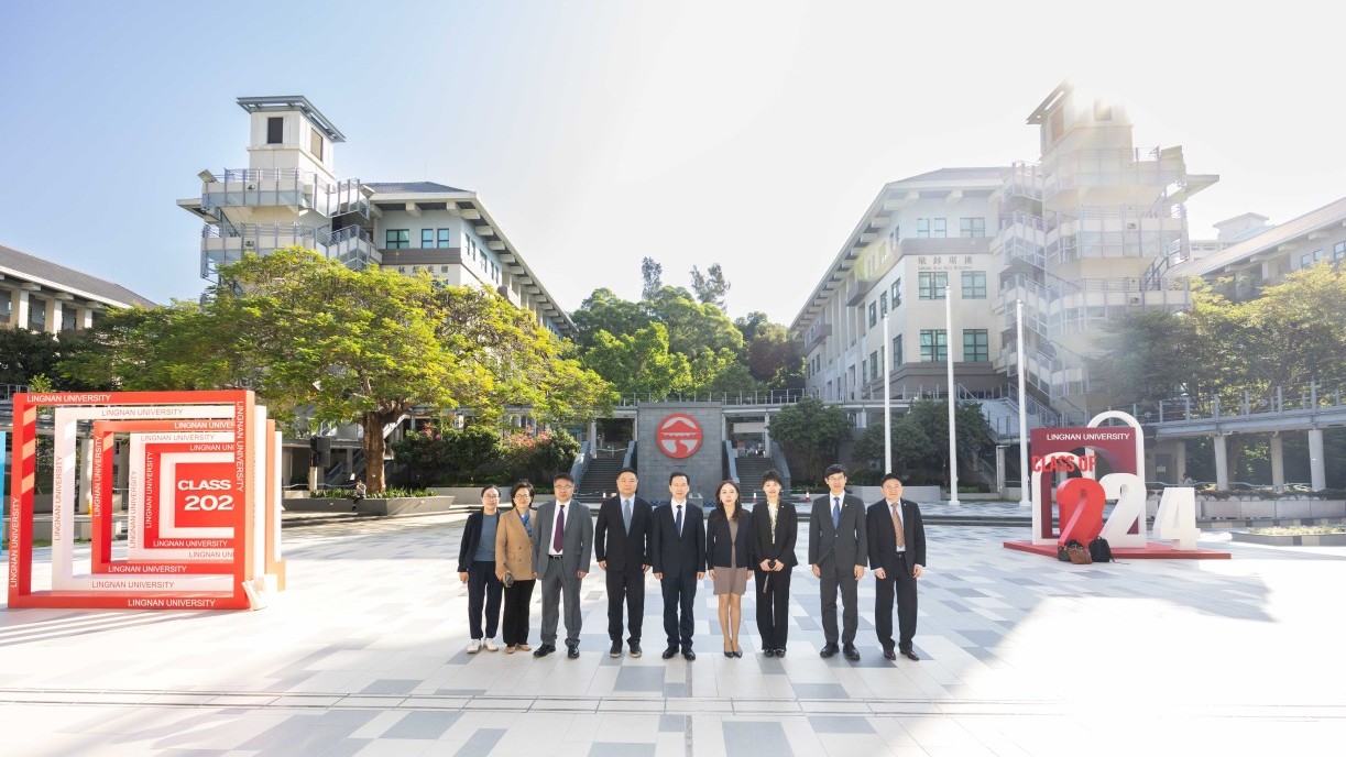 The Tongji delegation goes on a tour of the campus arranged by the Office of Institutional Advancement and Public Affairs.