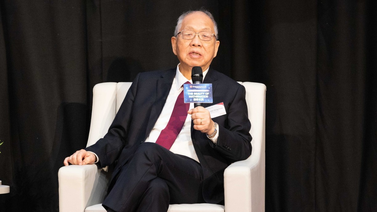 Prof Yau Shing-tung presides over the University Assembly.