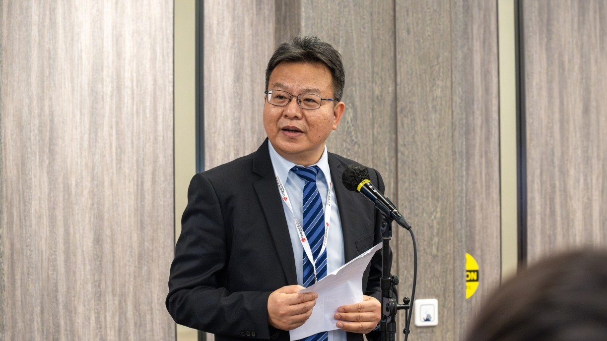 嶺大商學院院長冷明明教授致歡迎辭。