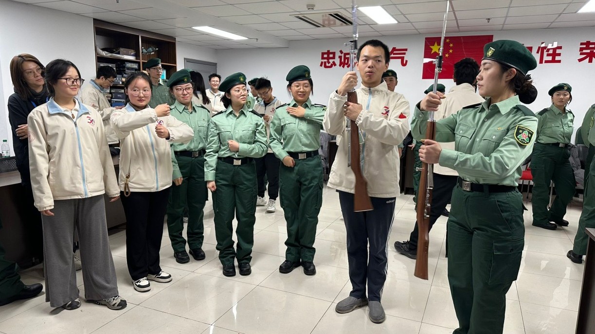 The Lingnan University Flag Guard Team visits Tsinghua University and exchanges experiences with their Flag Guard Team.