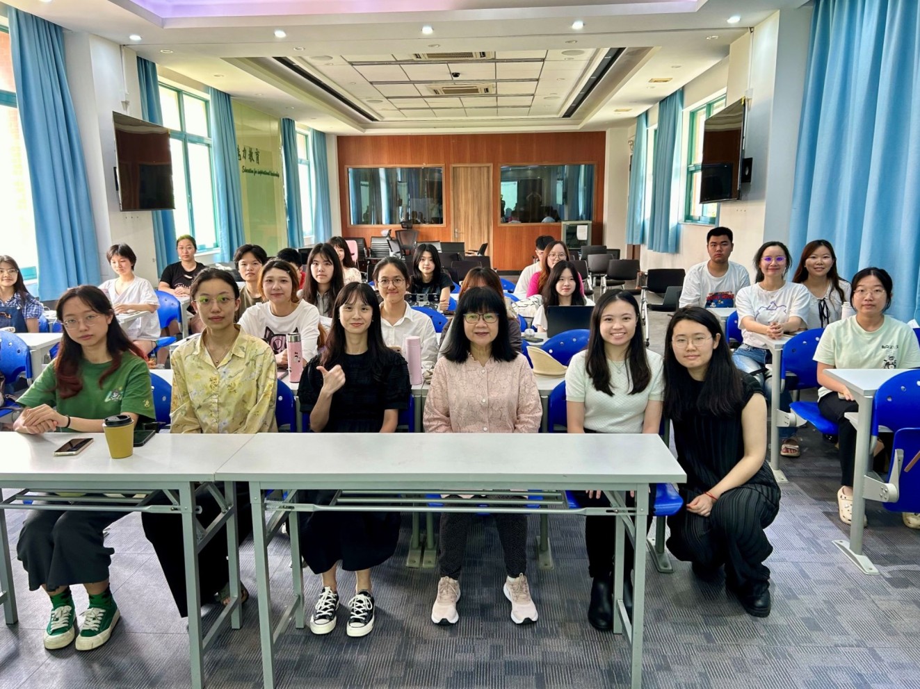 Prof Siu Oi-ling (front row, third from the right), Head of Department of Psychology, Lam Woo & Co Ltd Chair Professor of Applied Psychology and Director of the Wofoo Joseph Lee Consulting and Counselling Psychology Research Centre at Lingnan University, and Prof Huang Yi (front row, forth from the right), Associate Director of the Wofoo Joseph Lee Consulting and Counselling Psychology Research Centre at Lingnan University, with research team members discussing their post-programme reflections with Wellness Ambassador Programme participants.