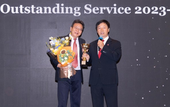 Prof Leng Mingming, Dean of the Faculty of Business and Chair Professor of Operations and Risk Management, receives the Outstanding Service – Academic Staff Award of the Dr and Mrs James Tak Wu Awards for Outstanding Service.