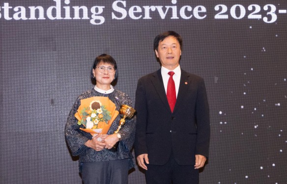 Ms Wendy Lai Sau-wai, Director of Human Resources, receives the Outstanding Service - Administrative & General Grade Staff Award of the Dr and Mrs James Tak Wu Awards for Outstanding Service.