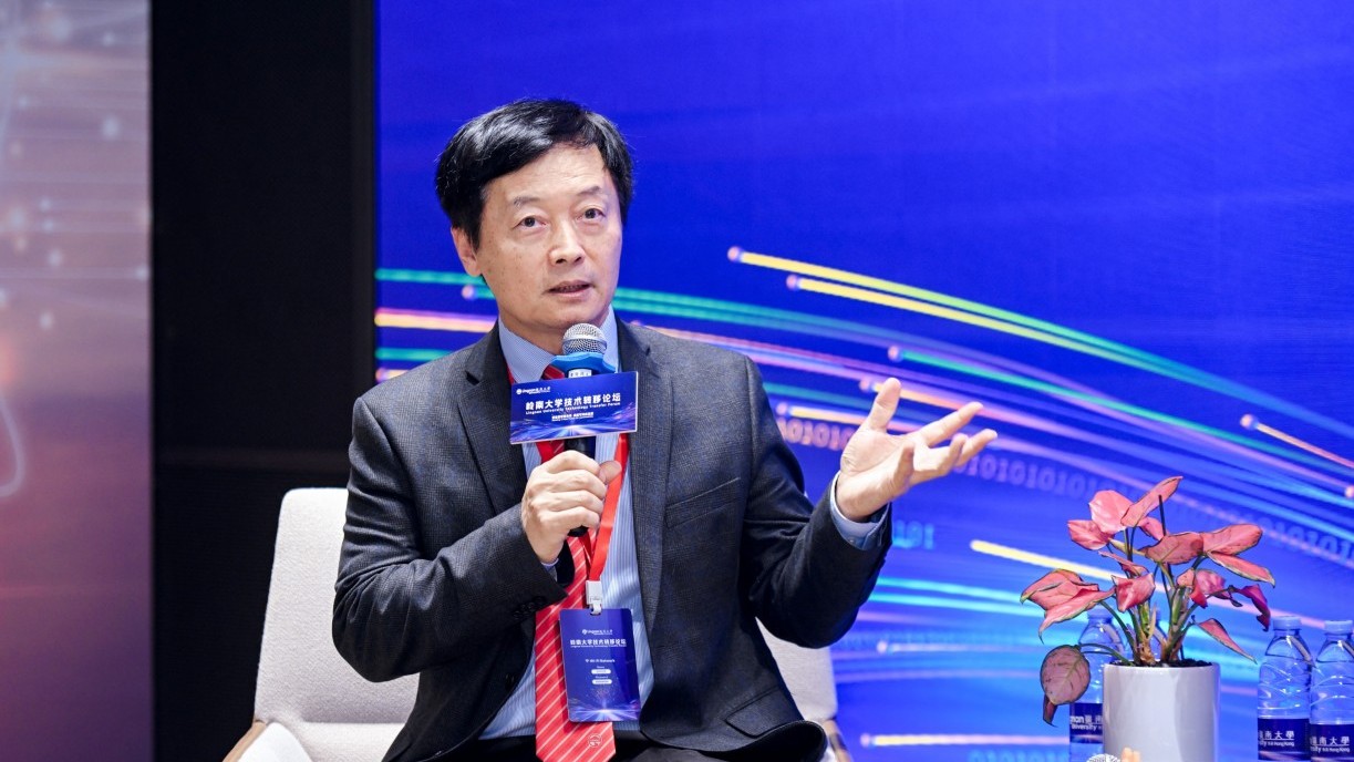 Prof Joe S. Qin, the President and Wai Kee Kau Chair Professor of Data Science, hosts the summit dialogue.