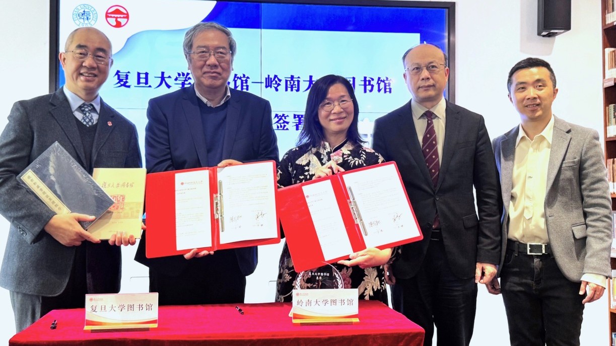 Lingnan University Library signs an MoU with Fudan University Library to encourage cultural exchanges and digital transformation. (From the left: Prof Raymond Chan Hon-fu, Vice-President (Academics) cum Provost at Lingnan University; Prof Chen Yinchi, Chief Librarian of Fudan University Library; Dr Louisa Lam Mei-chun, Chief Information Officer and University Librarian of Lingnan University; Prof Chen Zhimin, Vice President of Fudan University; and Mr Shen Guolin, Director of the Hong Kong, Macao and Taiwan Affairs Office of Fudan University)