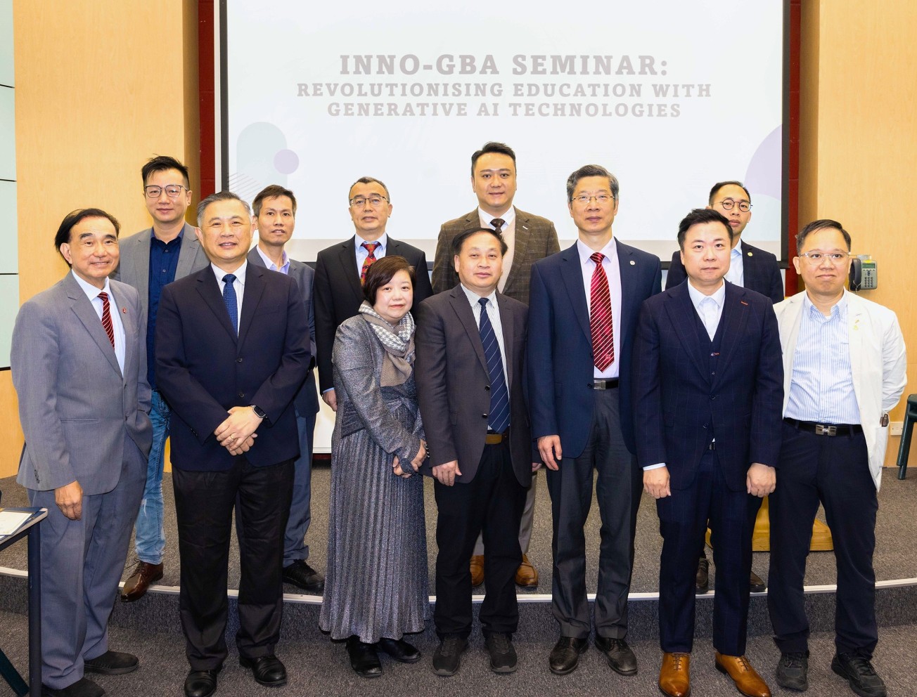 圖一、嶺大教與學中心舉辦一年一度的「大灣區教育創新科技研討會」，主題為「以生成式人工智能技術重塑教育」，邀請大灣區知名人工智能學者擔任專家講者，涵蓋一系列有關GAI工具在教育領域的實踐和案例研究。（第一排左起：嶺大教與學中心總監林敬新教授、香港中文大學計算機科學與工程系金國慶教授、嶺大教與學中心數碼創新及策略領導徐慧博士、中央人民政府駐香港特別行政區聯絡辦公室一級調研員李成德先生、嶺大副校長（研究及創新）及唐天燊機器學習講座教授姚新教授、香港工商總會會董呂劍豪先生、區議員陳繼偉先生。第二排左起：區議員陳廣輝先生、區議員譚德開先生、華南師範大學教育科學學院院長李盛兵教授、立法會議員李世榮先生、區議員邱浩麟先生）